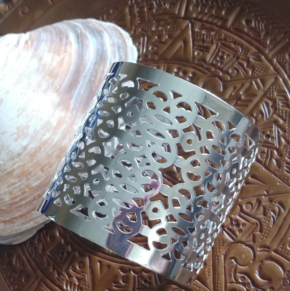 Silver tone Fashion Lazer Cut Bracelet